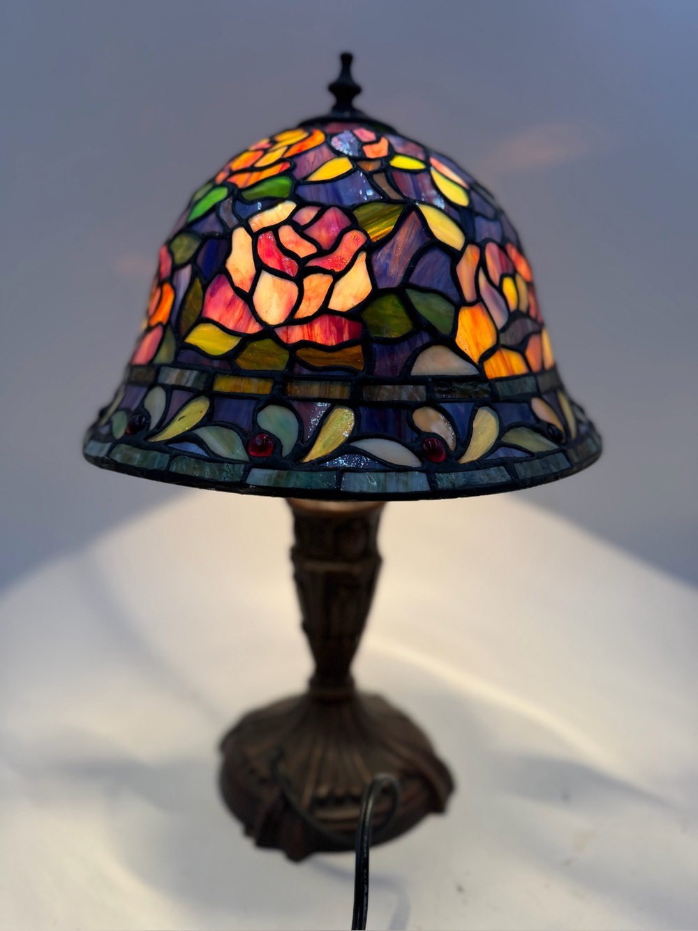 Vintage Tiffany Style Stained Glass Floral Tulip Table Lamp .